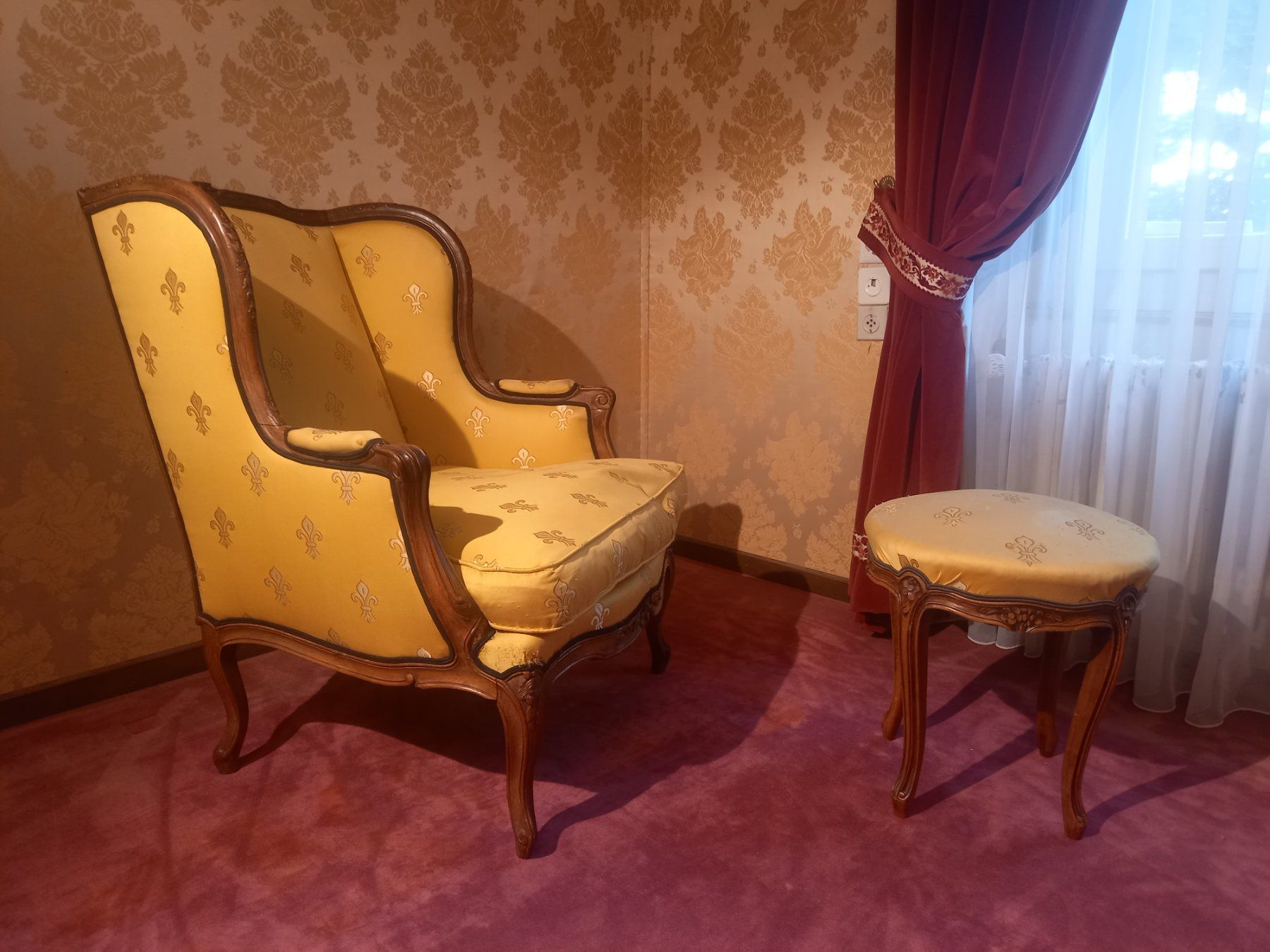 Sessel: Fauteuil à oreilles & Tabouret Style Louis XV – Gebraucht aus Ponts-de-Martel von Henri-Louis