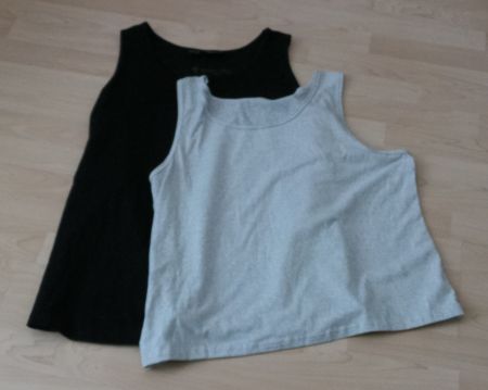2 Tops (schwarz und grau) ca. EU-Grösse 50