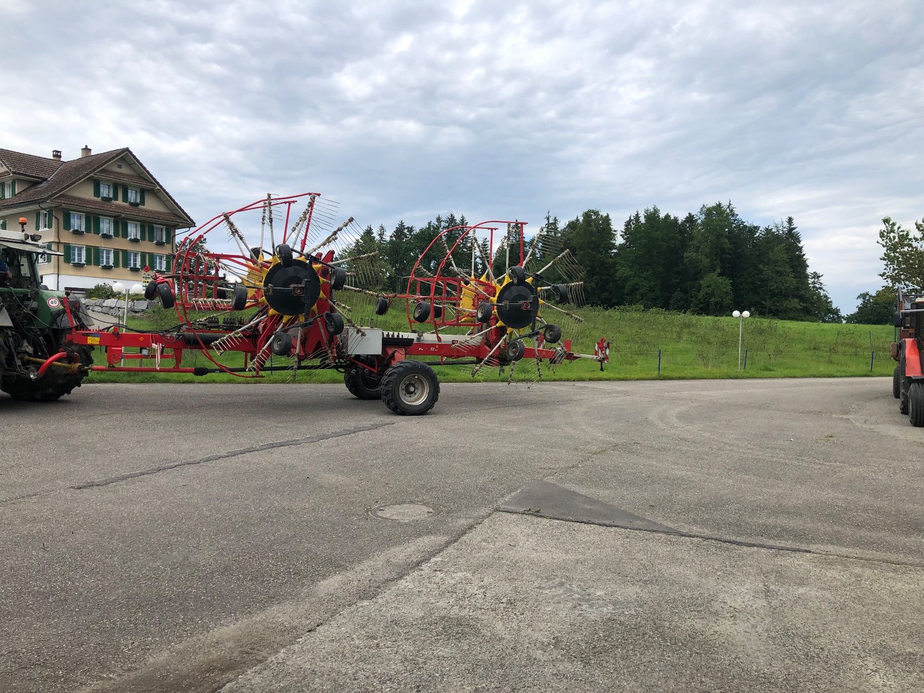Fendt Trattori: Pöttinger Vierfachschwader 1252C – Usato da Emmenbrücke venduto da Calida1 2