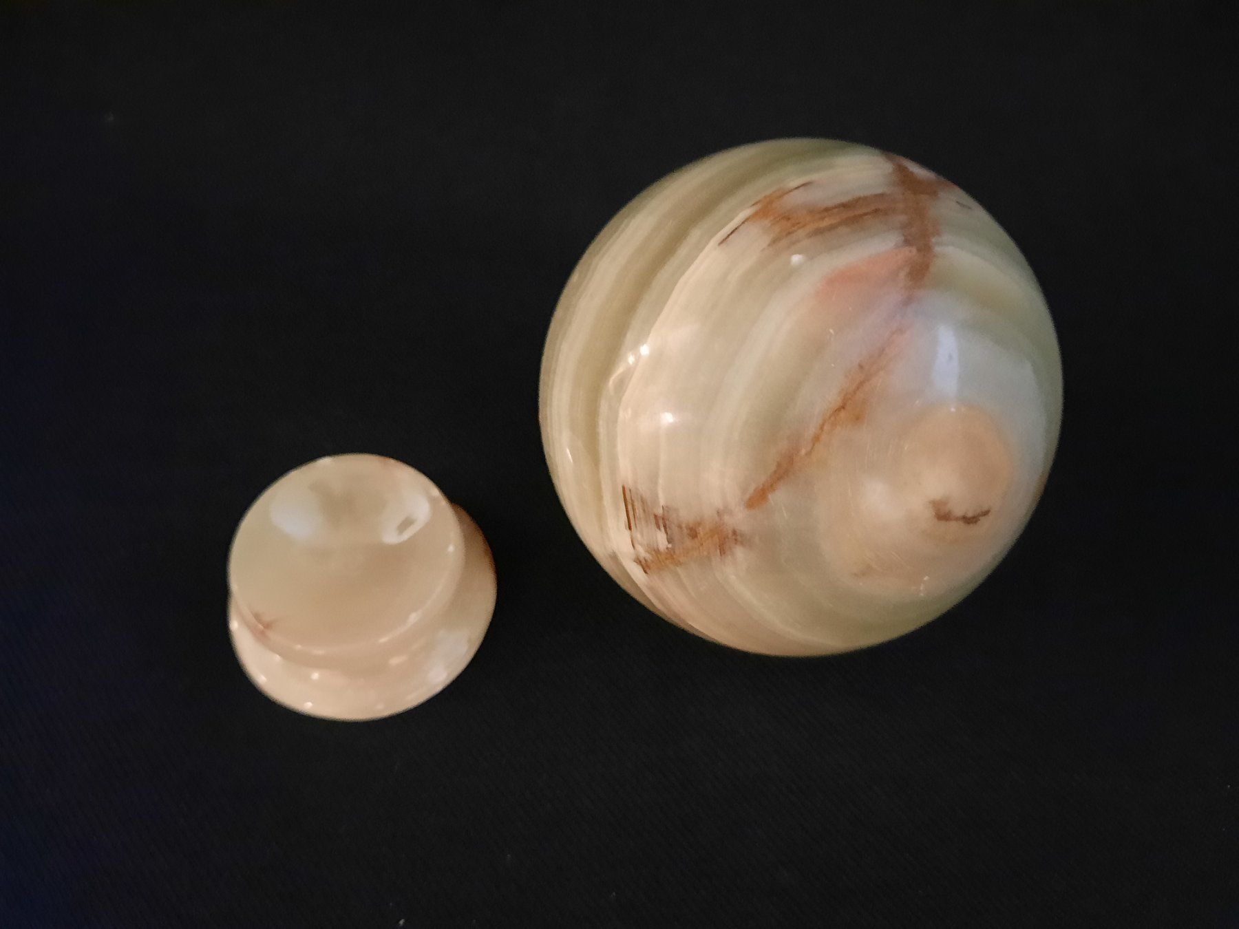 Minerali & Pietre curative: ONYX-Steinkugel mit Sockel, ca. 6 cm Durchmesser – Usato da Beinwil am See venduto da Restwert_Beinwil 2