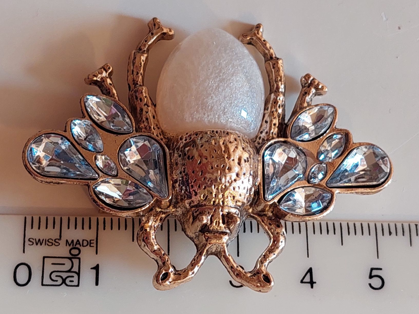 Spille & Fermagli: Hübsche goldfarbene Biene Brosche mit Strass – Nuovo (secondo la descrizione) da Oberwil BL venduto da Kukkaniitty 7