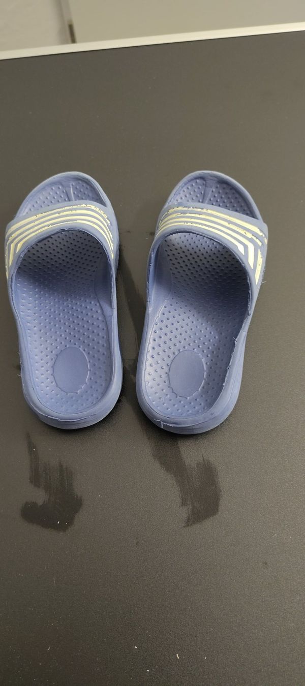 Chaussures garçon: Kinder Badeschlappen / Badeschuhe Blau Gr. 30 – D'occasion à Felben-Wellhausen par Awallner 1