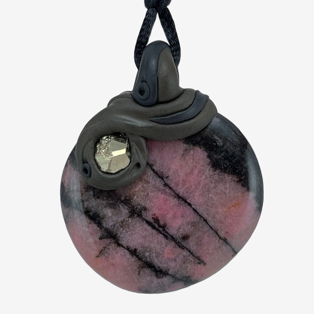 Minerali & Pietre curative: Rhodonit Steinanhänger mit eingefasstem Pyrit – Nuovo e nell'imballaggio originale da Meilen venduto da BYRD-Design