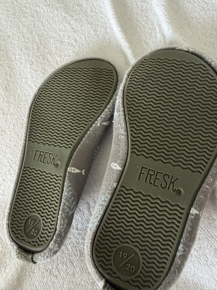 Scarpe per ragazzi: FRESK Badeschuhe Grösse 19/20 – Usato da Küsnacht ZH venduto da Slussi 4