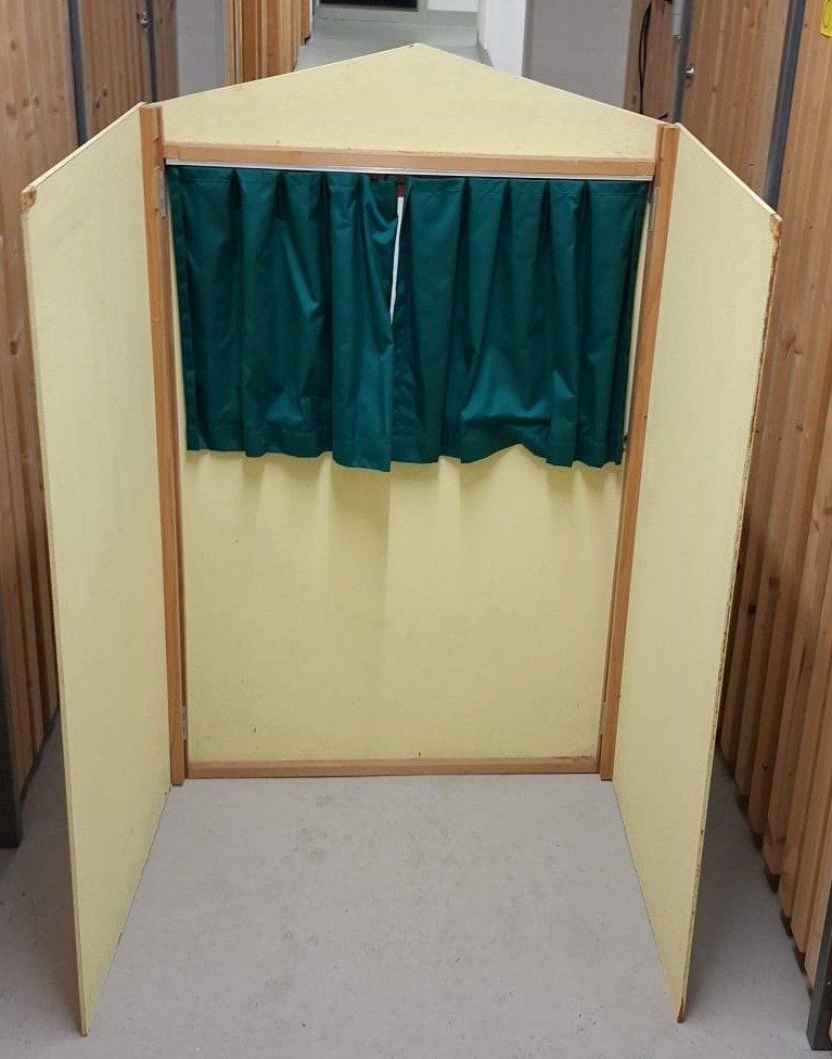 Giocattoli: Kasperliteather aus Holz – Usato da Wettingen venduto da huitzilopostli 2