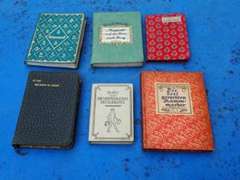6 kleine antike Bücher