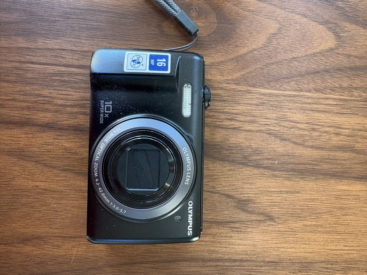 Olympus Fotocamera: Digital camera + battery charger – Usato da Zürich venduto da vic_109z