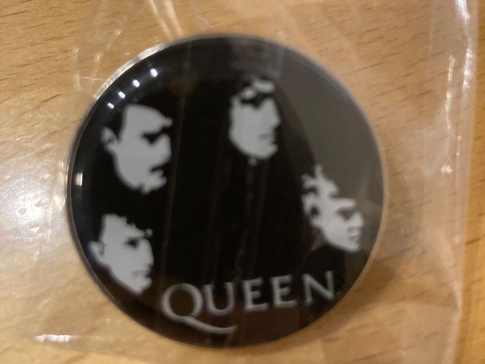 Queen Pin Anstecker Punk Metal Rock Band (Gebraucht) in Horn für CHF 6 ...