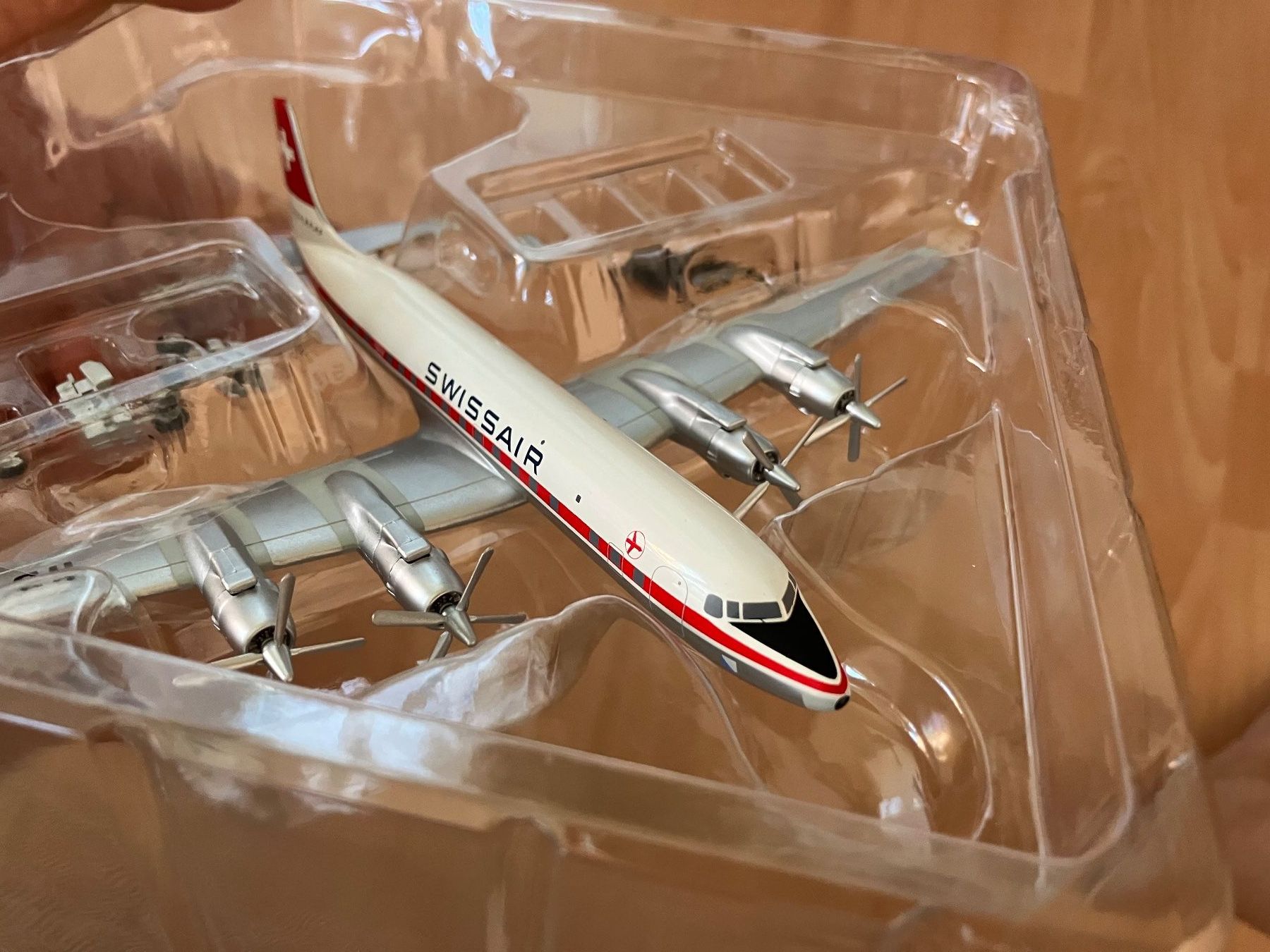 Swissair Kit di modellismo & Modellini statici: Swissair DC-7 HB-IBK Hobbymaster 1:200 Model – Usato da Zürich venduto da Classic_Collection_Zurich 4