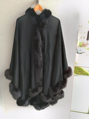 Elegantes schwarzes Woll-Cape / Poncho mit edlem Pelzbesatz!