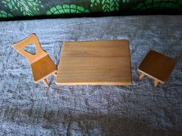 Vintage Puppenhausmöbel Holz Tisch  und 2 Stühle, 3 -Teilig