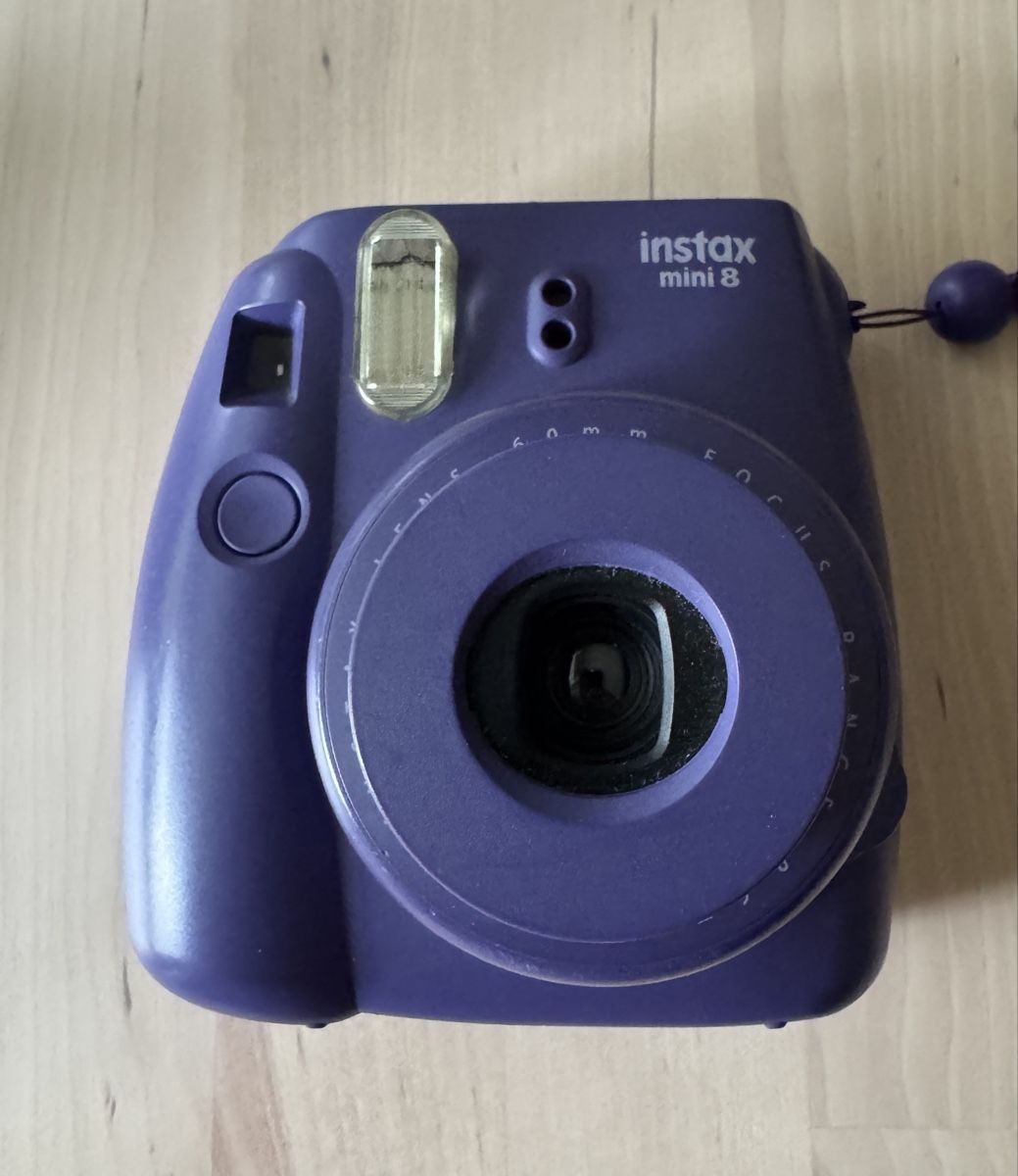 Fujifilm Fotocamera: Fujifilm Instax Mini 8 viola con custodia e tracolla – Usato da Losone venduto da robertone1964 1