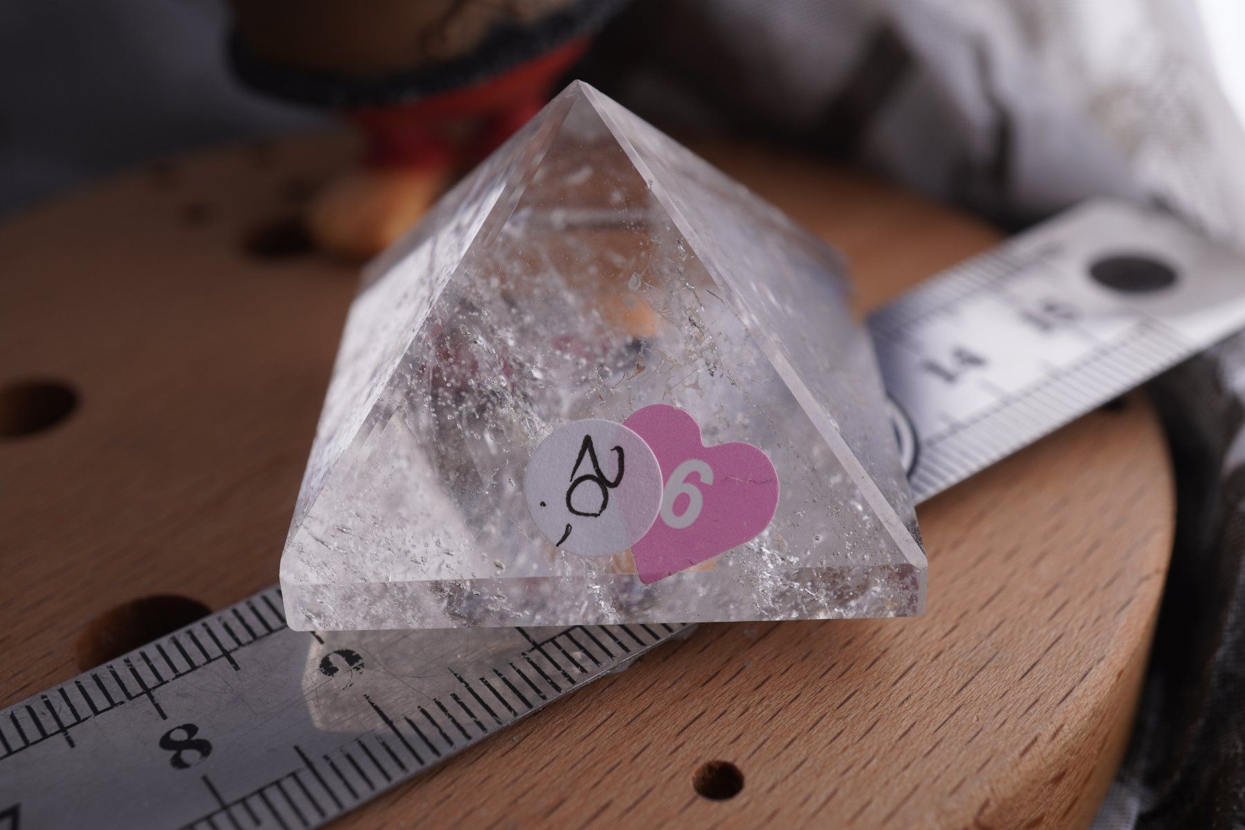 Mineralien & Heilsteine: Bergkristall Pyramide     40cm – Neu und originalverpackt aus Eschenbach SG von topstone