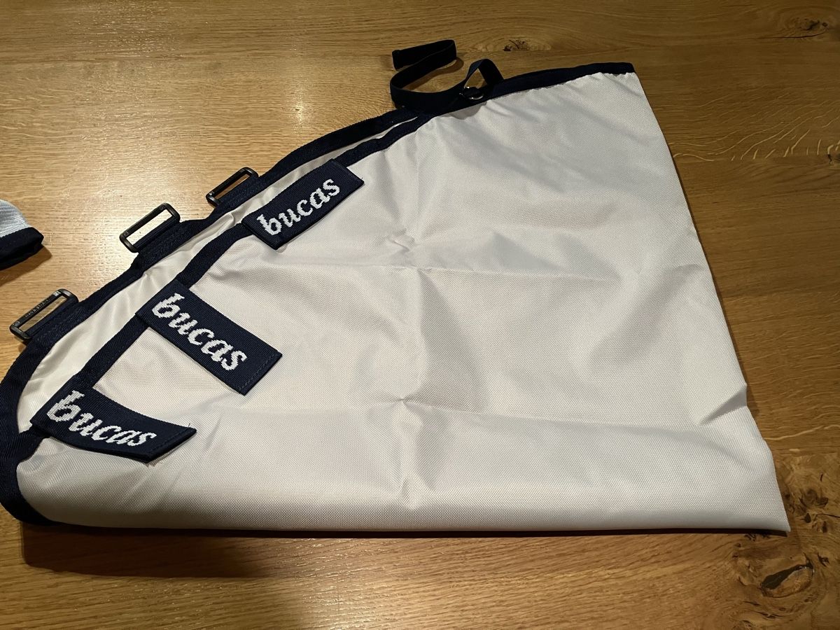 Coperte: Bucas Fliegendecke Halsteil Medium, neu! – Nuovo e nell'imballaggio originale da Oberuzwil venduto da djpiccolo