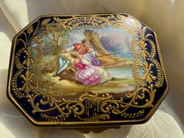 Porzellandose aus Sèvres, bemalt und signiert von 1753-1756