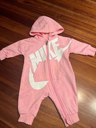Süsser Nike Strampler Mädchen Grösse 50/56Rosa Kapuze