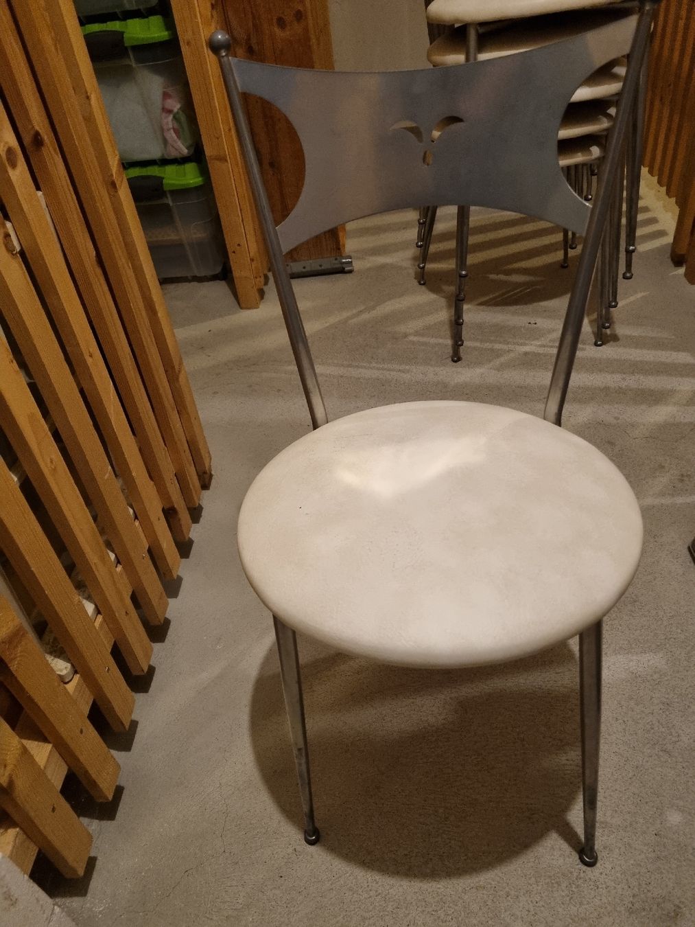 Stühle: 6 Stühle Stapelstühle Metall guter Zustand für Innenraum – Gebraucht aus Winterthur von sumi08