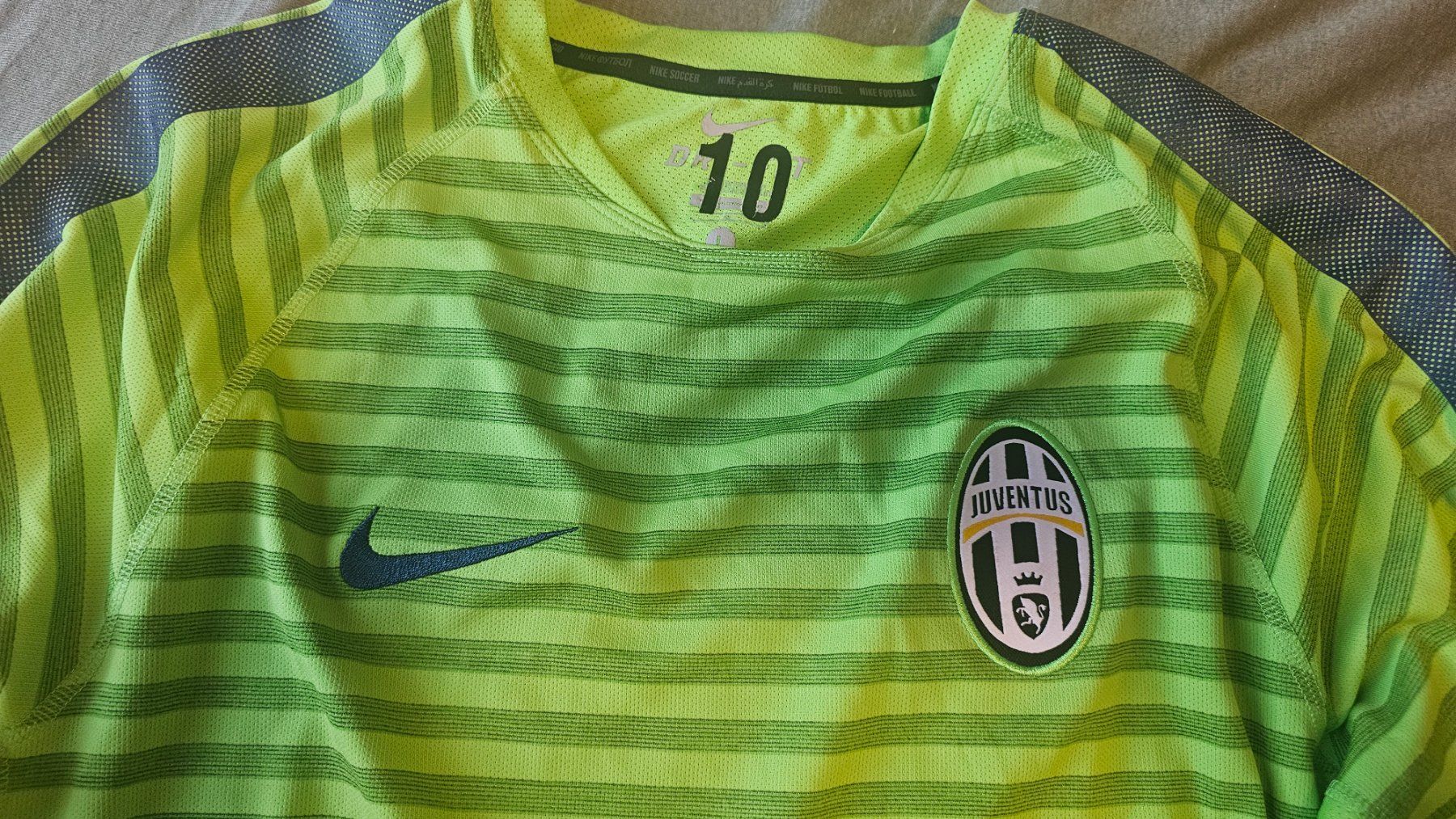 Canottiere & Pantaloni: Carlos Tevez Juventus Training signed – Usato da St-Prex venduto da sebgav 3