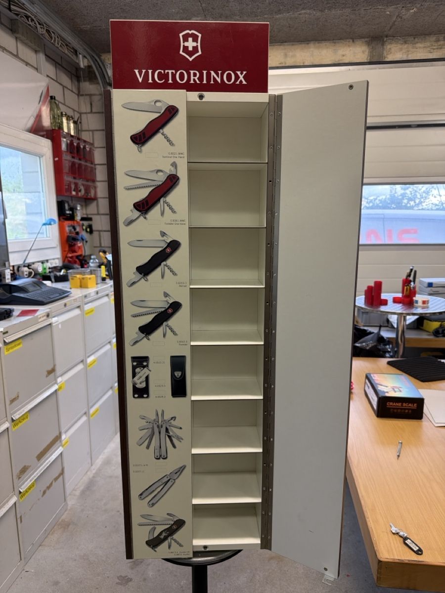 Victorinox Coltelli tascabile: Victorinox Taschenmesserverkaufsständer – Usato da Rütschelen venduto da Pemaru 3
