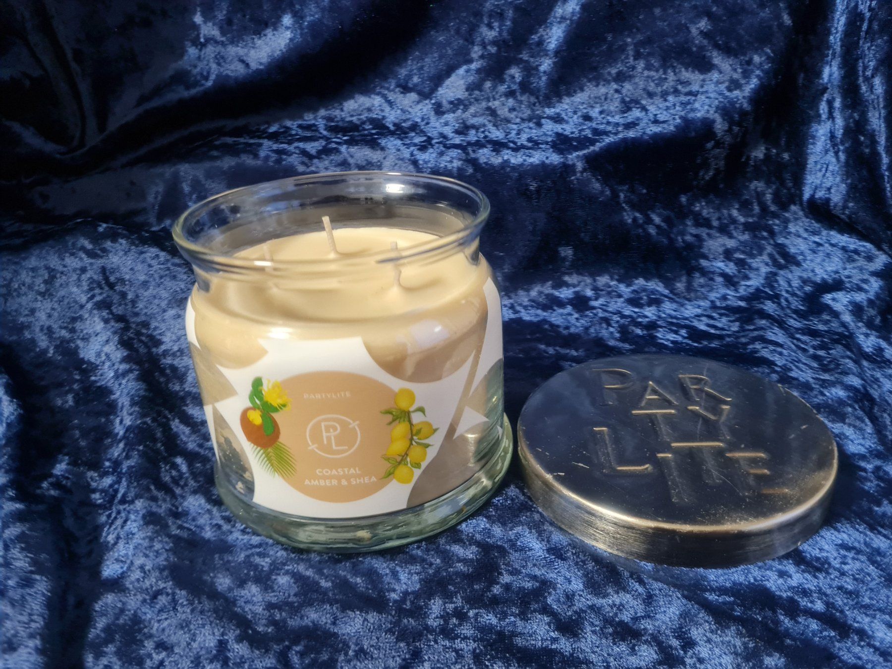 Partylite Candele: PartyLite - 3-Docht-Glas Coastal Amber + Shea – Nuovo e nell'imballaggio originale da Othmarsingen venduto da Kleibai