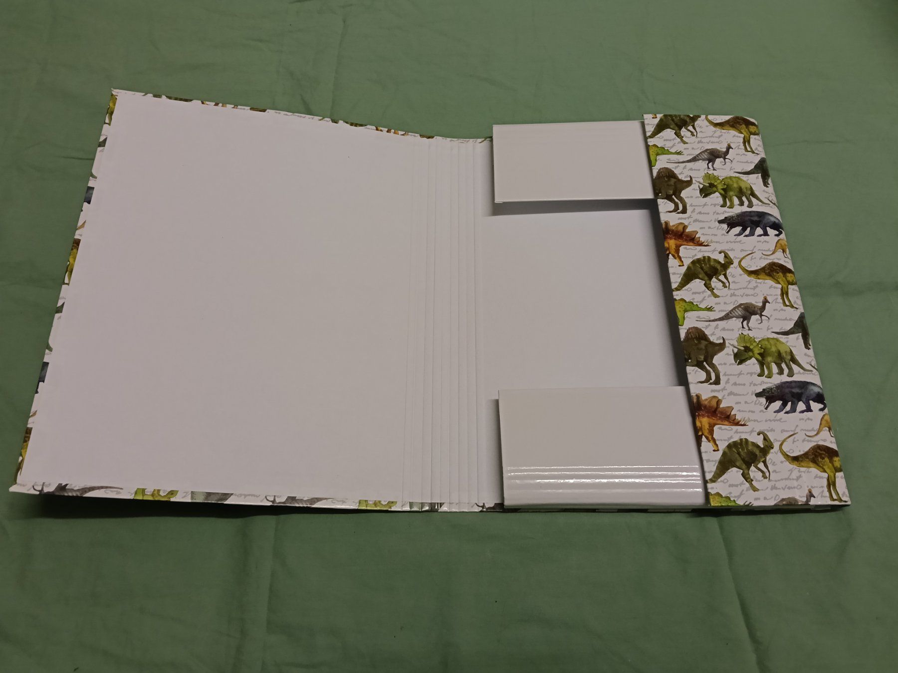 Raccoglitori: Dinosaurier-Mappe A4 mit Gummizug – Nuovo e nell'imballaggio originale da Oberentfelden venduto da Chanko 1