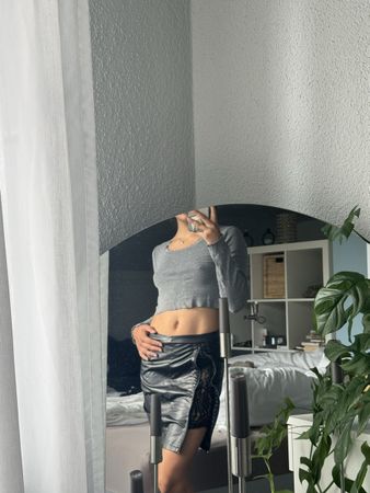 Schwarzer Lederrock mit Spitze, Grösse 36 - wie neu! (50)