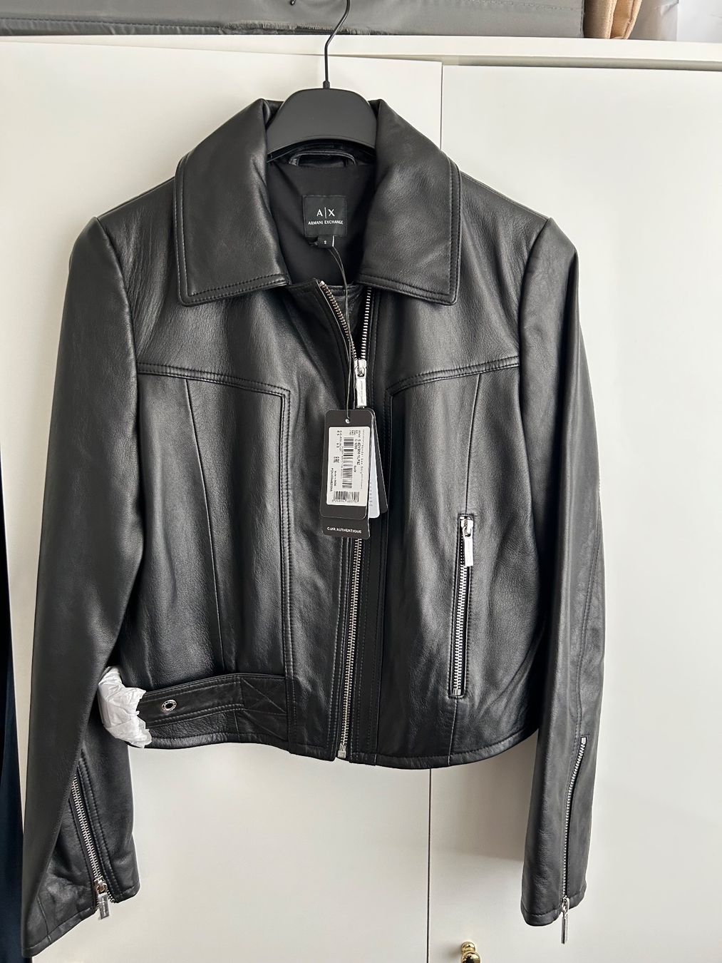 Armani Giacche: Armani Lederjacke (echtleder) – Nuovo e nell'imballaggio originale da Heiden venduto da Ameliska