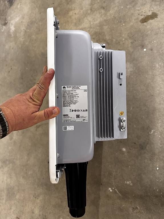 Onduleurs: Wechselrichter Huawei SUN2000-12KTL-M5 – D'occasion à Oberwil b. Büren par vadi87 1