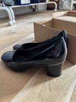 Women pumps black patent leather like new condition