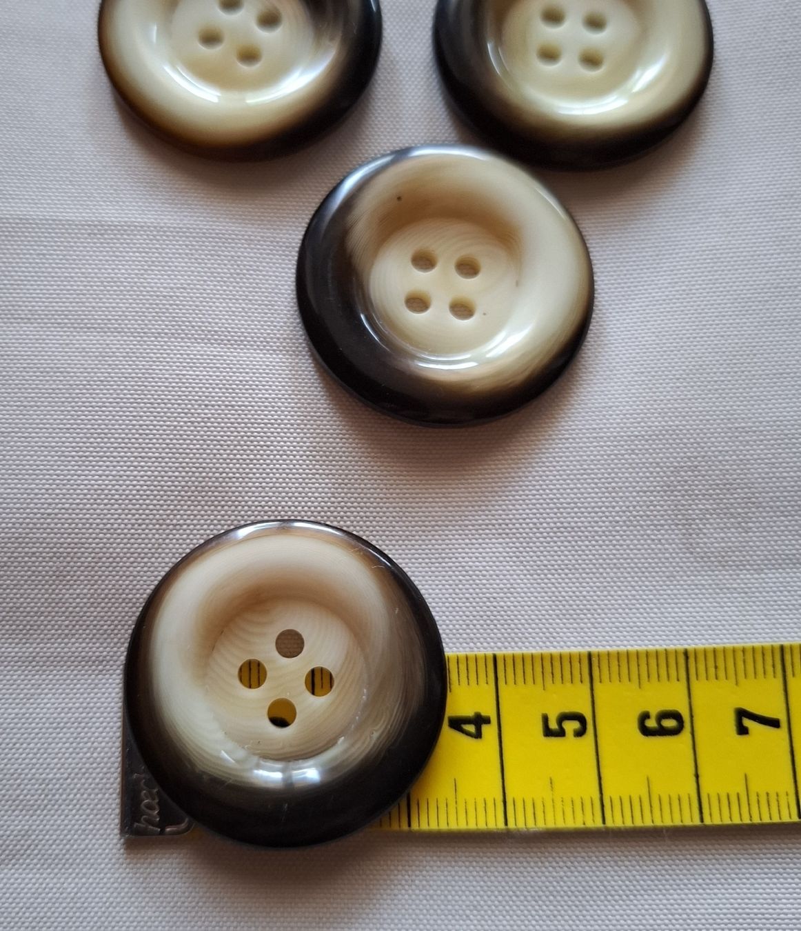 Bottoni: 4 Stück Knöpfe beige-braun, 35 mm. – Usato da Dietikon venduto da Hirschkopf 4