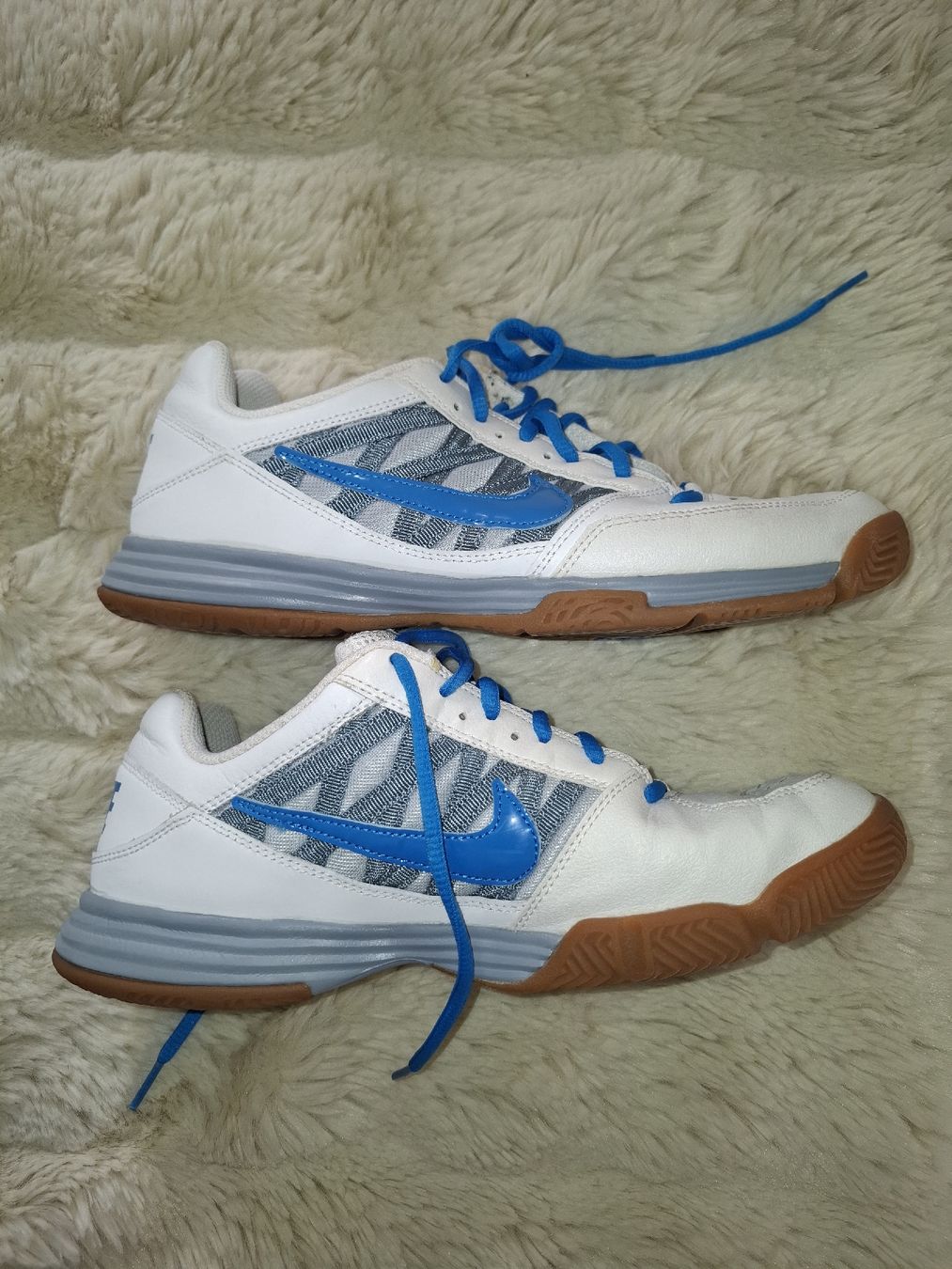 Nike Chaussures hommes: Nike chaussures indoor blanches/bleues T.42.5 – D'occasion à Le Locle par sAm_2112 2