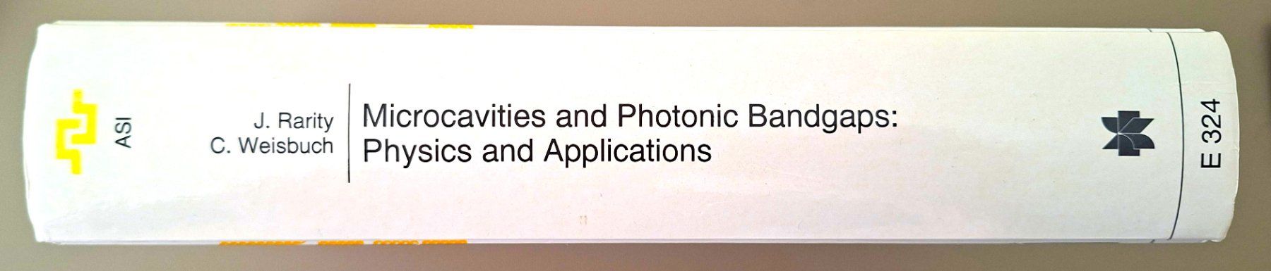 Bücher: Microcavities and Photonic Bandgaps: Physics and Application – Gebraucht aus Morges von Sakpen 2