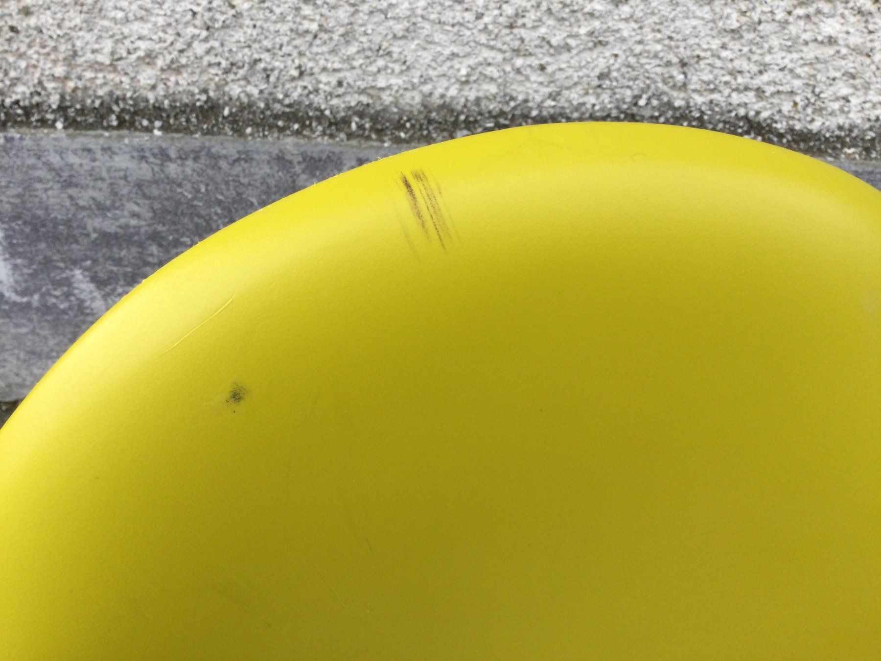 Vitra Sedie: Defekter Vitra Cames Eames Plastic Armchair – Difettoso da Wangen SZ venduto da kuriosum12 3