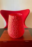 Schöne grosse Vase aus rotem Glas, mit eingeprägtem Muster