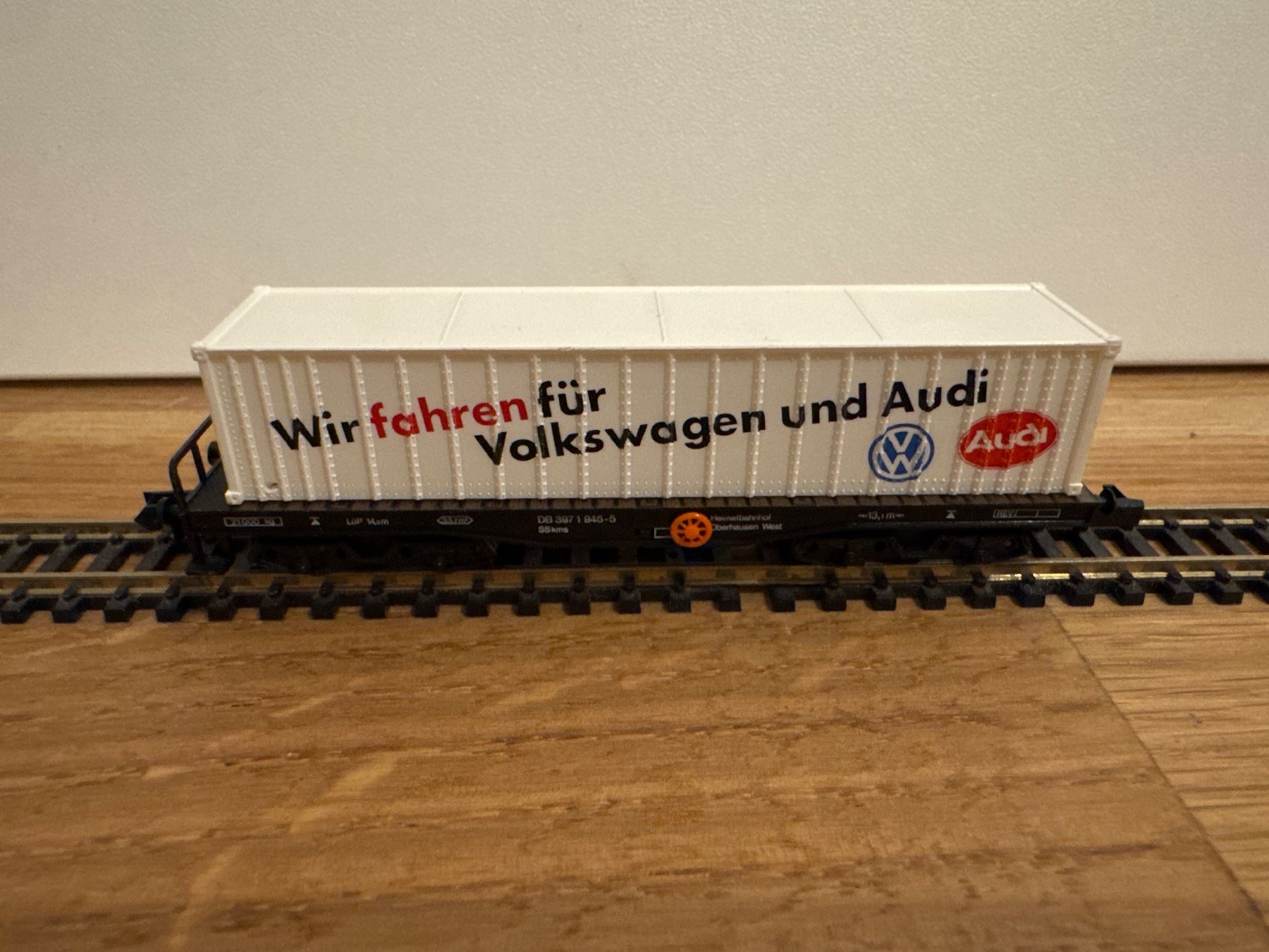 Arnold Modellini di ferrovie: Arnold 70551 Flachwagen mit Container – Nuovo (secondo la descrizione) da Schlierbach venduto da Look8