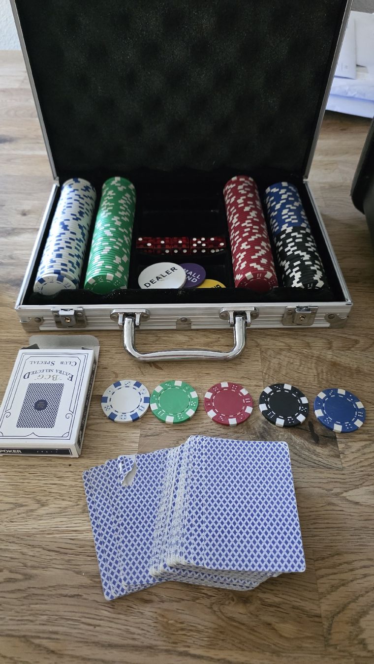 Giochi: Poker Koffer mit Chips und Karten gebraucht – Usato da Biel/Bienne venduto da TuescherS