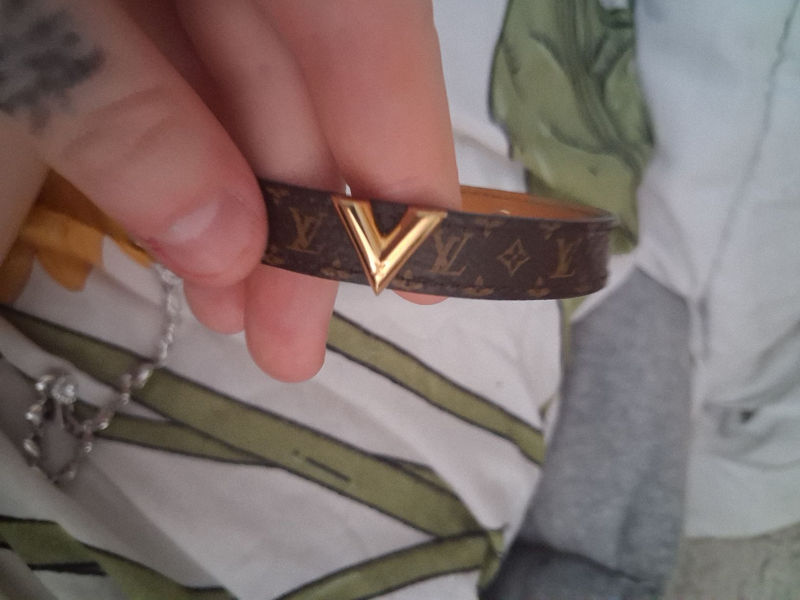 Louis Vuitton Armbänder & -reifen: Edles Louis Vuitton Armband "V" Monogramm Leder Gold – Neu (gemäss Beschreibung) aus Sevelen von rot_7p8z