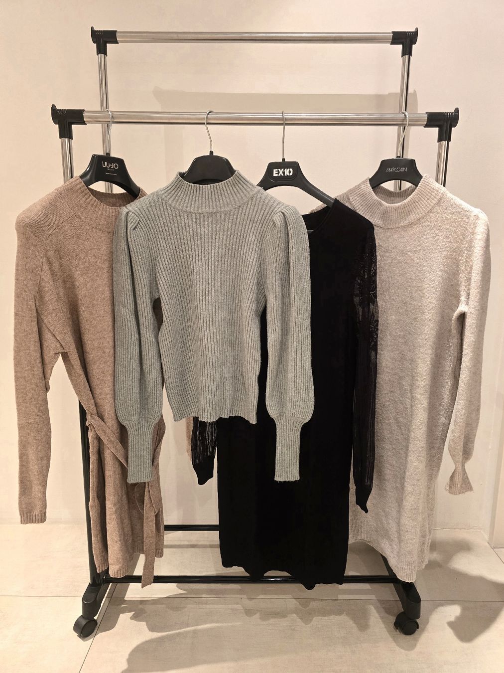 Only Lots de vêtements: Kleiderpaket "Strickkleider" Gr.S Only – D'occasion à Rorschacherberg par Olgamedved