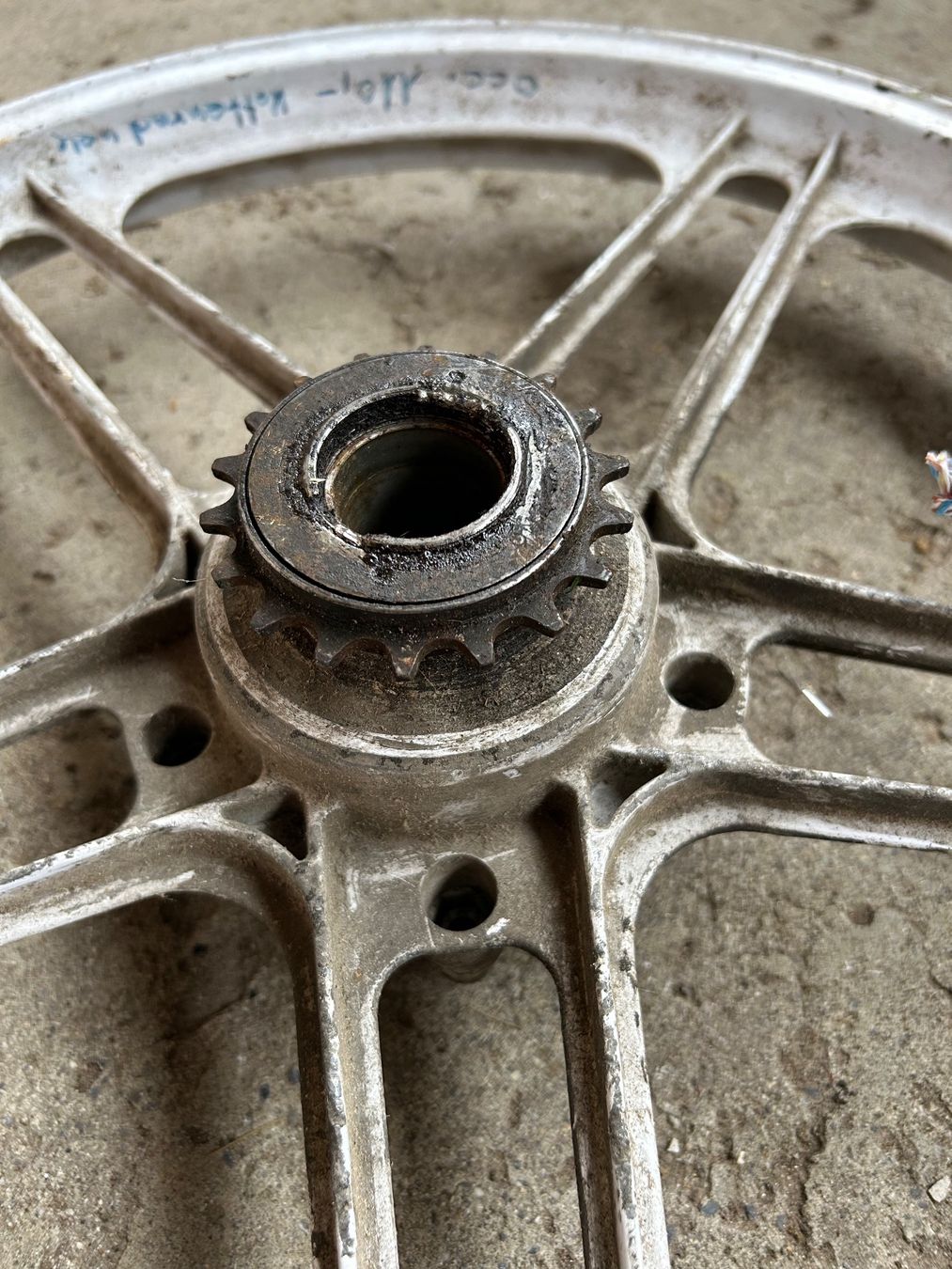 Puch Mofa-Ersatzteile: Mofa Gussfelgen Hinterrad 17 Zoll – Gebraucht aus Fahrni b. Thun von berger_tuning34 1