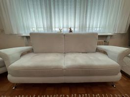 2x hellblaue Sofas + zusätzlicher Sitzhocker