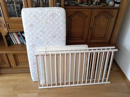 Kinderbett aus Holz mit Matratze – Schrauben fehlen
