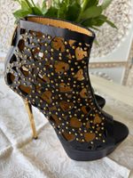 Sandalette, schwarz mit goldenen Nieten