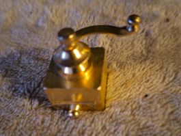 Herzige Kaffeemühle aus Messing fürs Puppenhaus