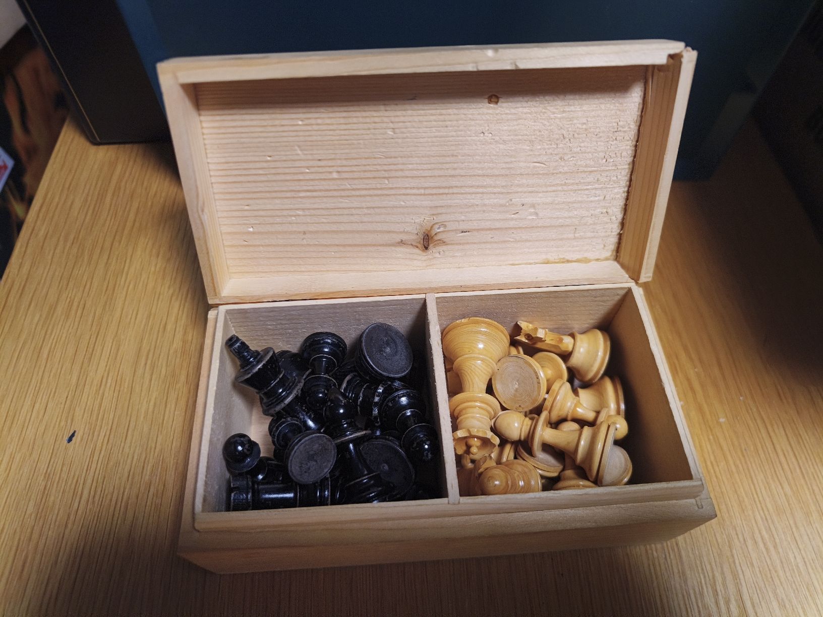 Giochi: Schach Figuren in Holz box  – Usato da Scherzingen venduto da The-C