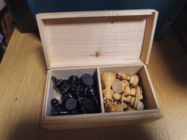 Schach Figuren in Holz box 
