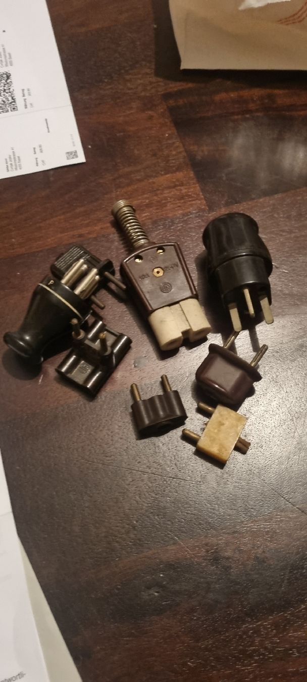Componenti elettronici: Alte Bakelit . Netzstecker  Elektro Teil verschiedene Teile – Usato da Basel venduto da Jcva