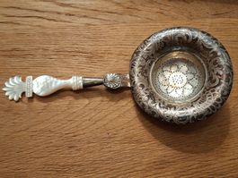 Antikes Teesieb Silber 800 mit Perlmutt Griff