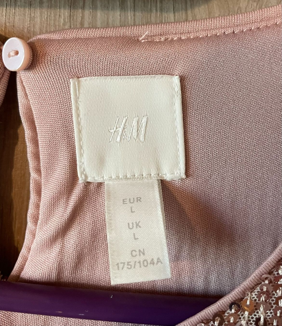 H&M Tops: Top à sequins rose poudré – Gebraucht aus Erde von EmilieDess 1