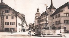 12.8.34 alter Dorfkern Zofingen Dorfbrunnen/2 Velofahrer