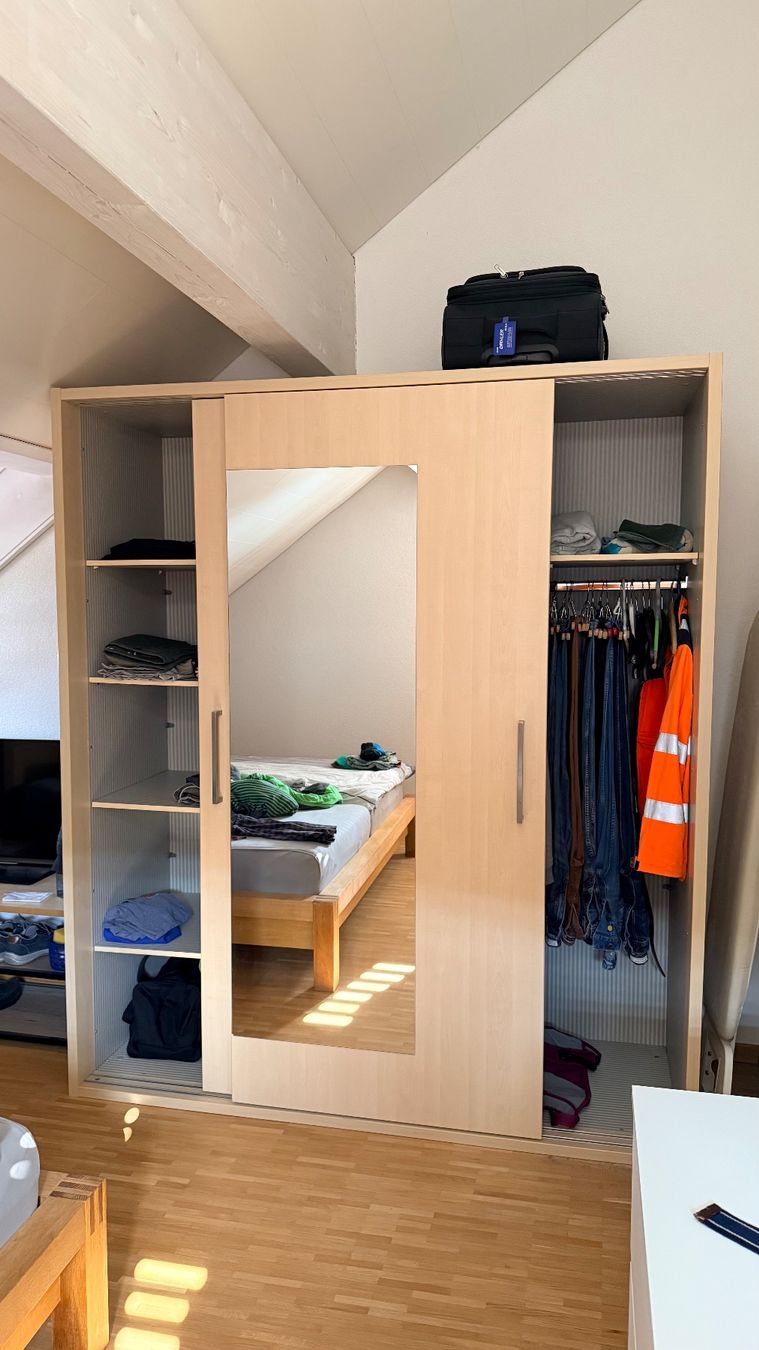 Armoires: Kleiderschrank mit Spiegel – D'occasion à Tübach par Magolino 1